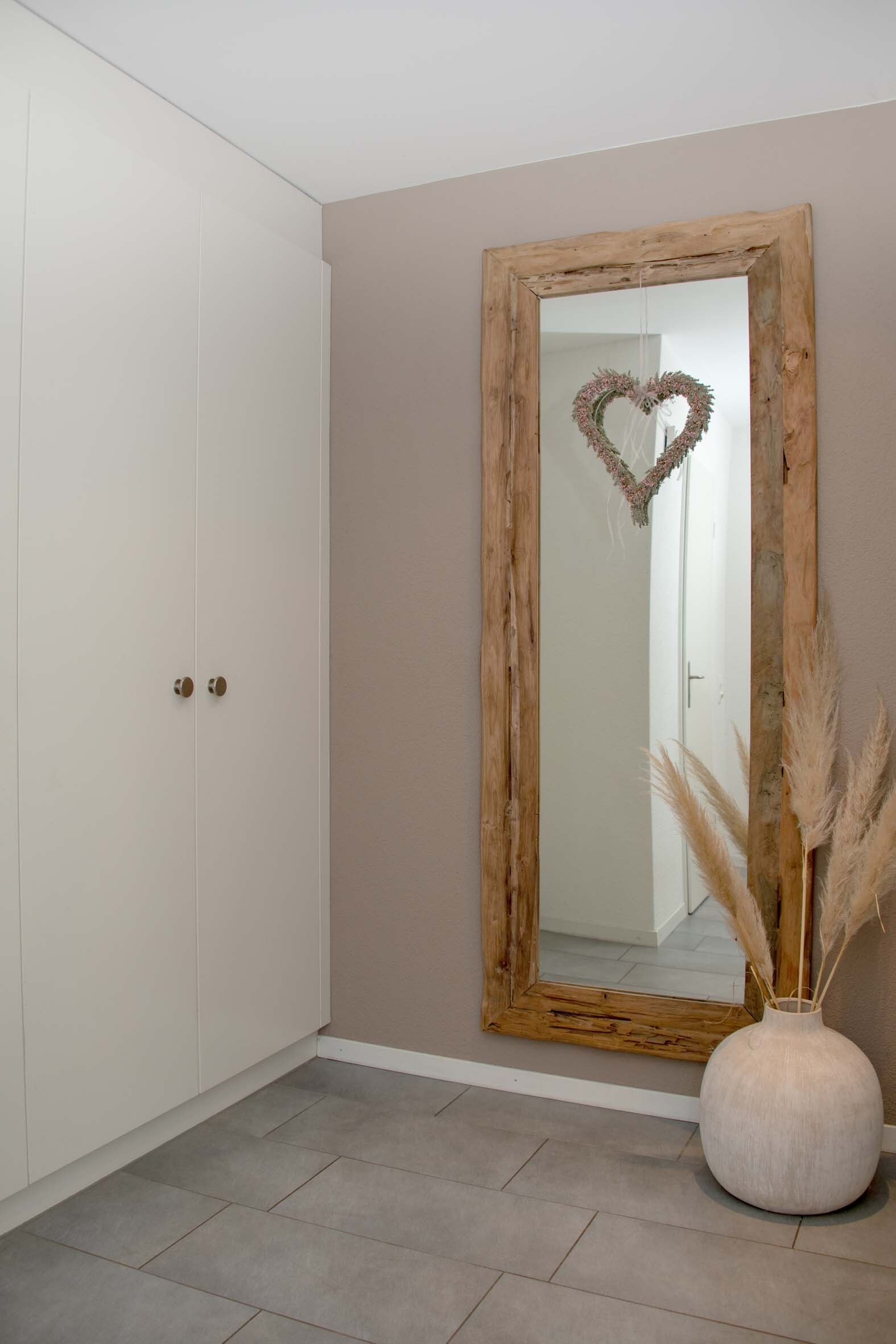 Heller Flur mit Spiegel und Einbauschrank