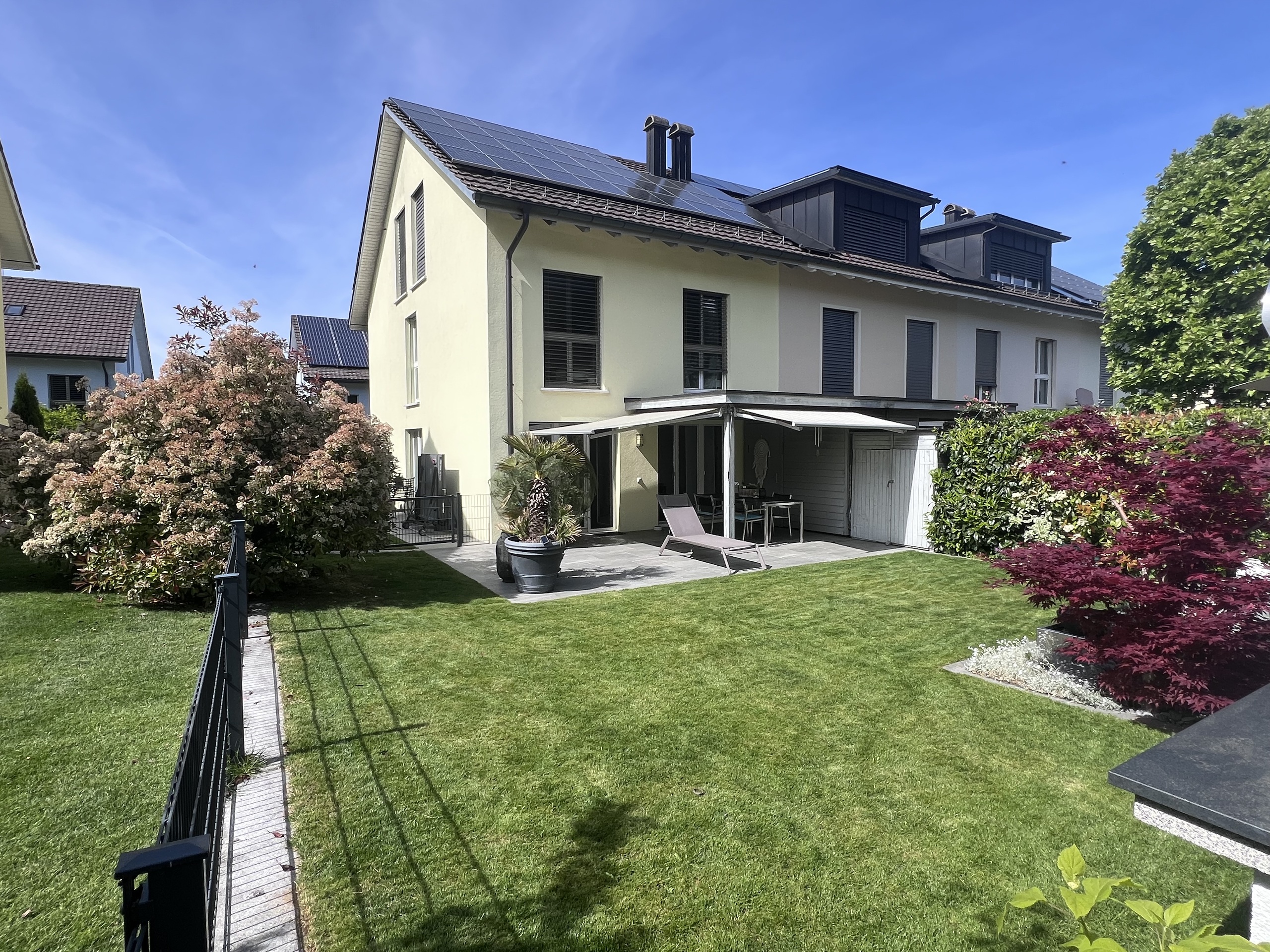 Modernes Einfamilienhaus mit Garten