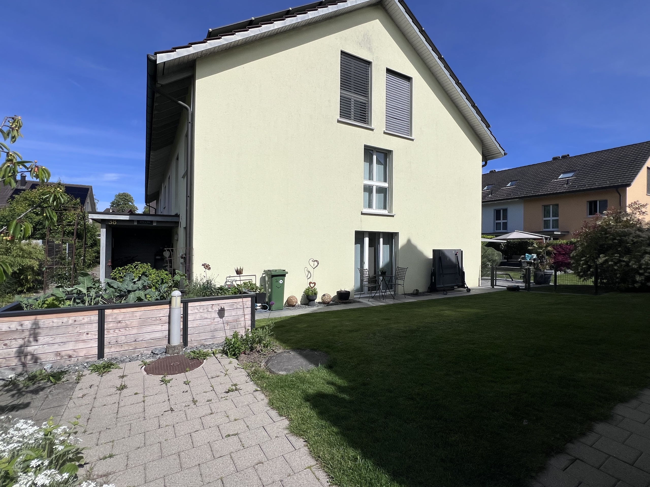 Einfamilienhaus mit Gartenansicht