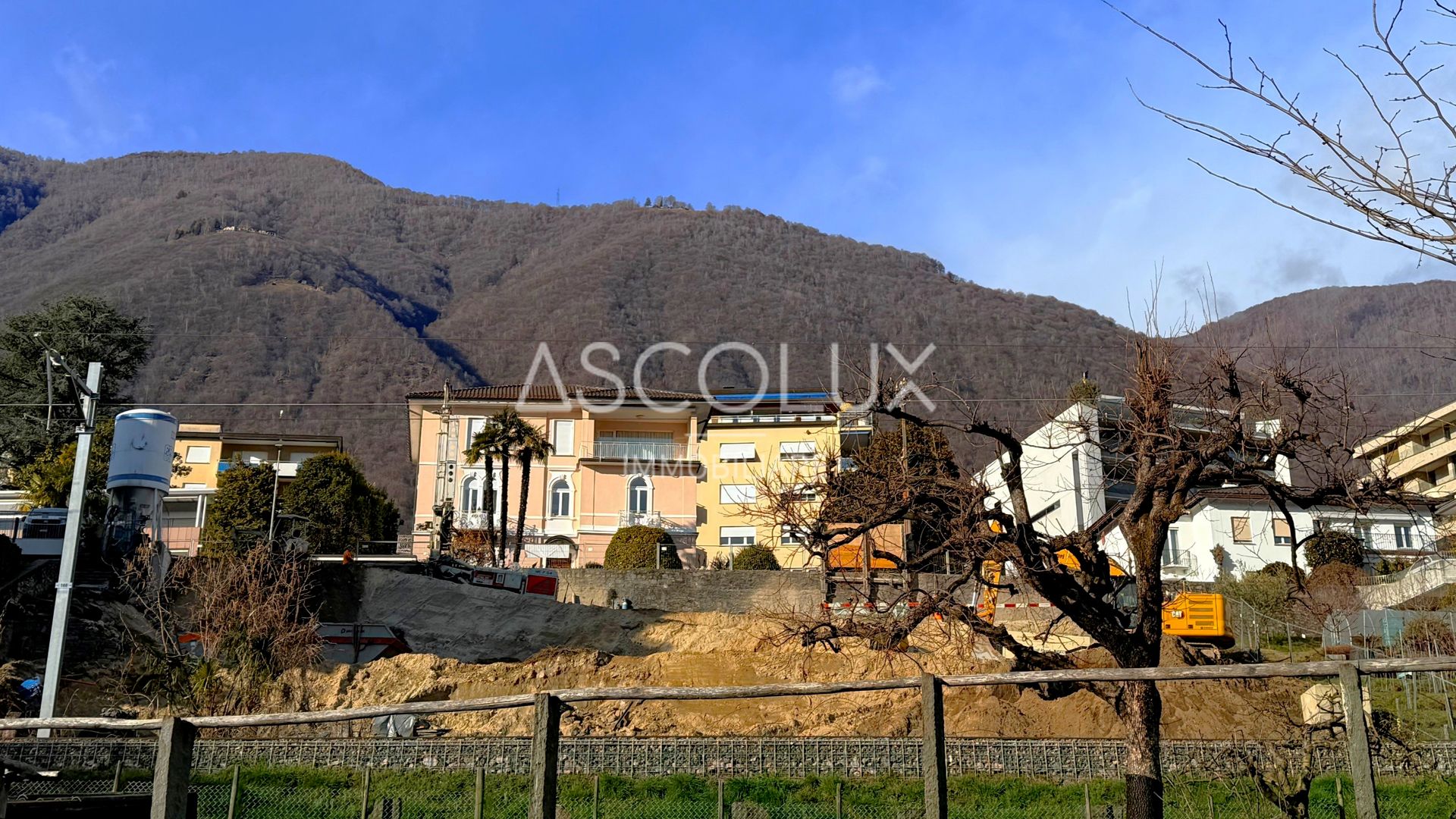 Bergblick mit Wohnhäusern und Baustelle