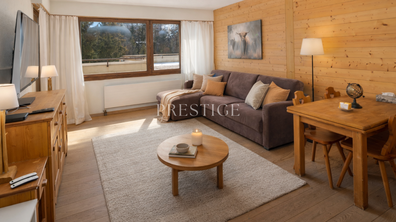 Gemütliches Wohnzimmer mit Holzverkleidung