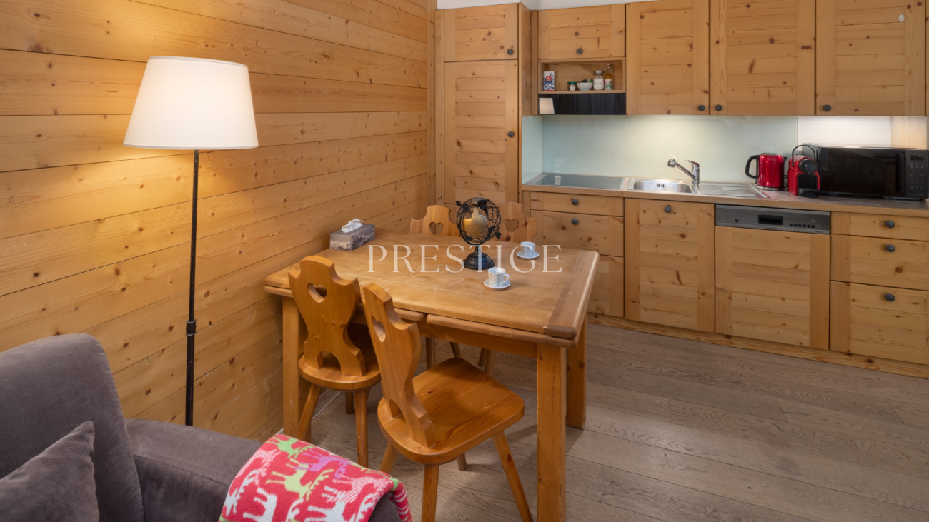 Gemütliche Holz-Küche mit Essbereich