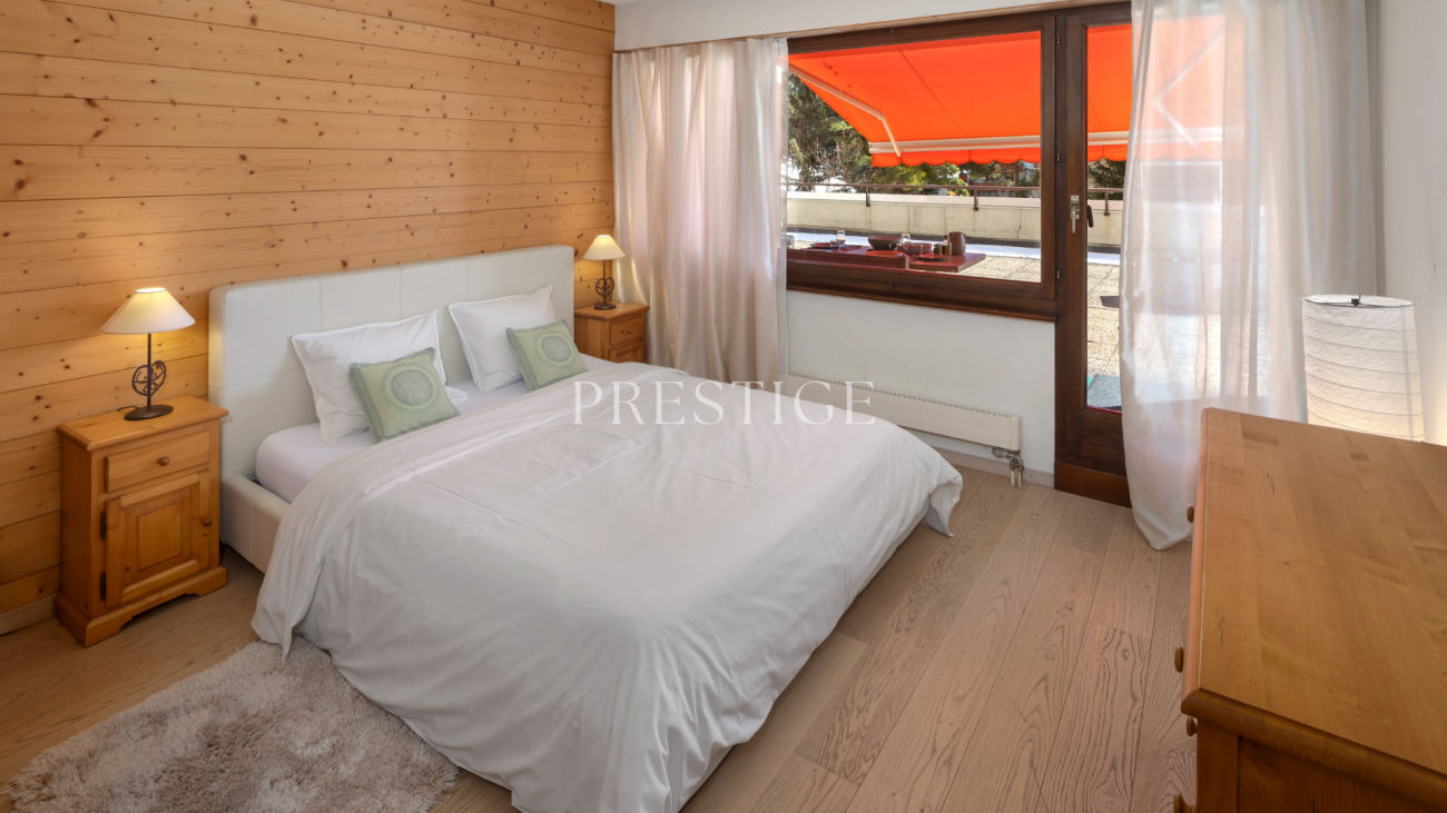 Helles Schlafzimmer mit Holzverkleidung