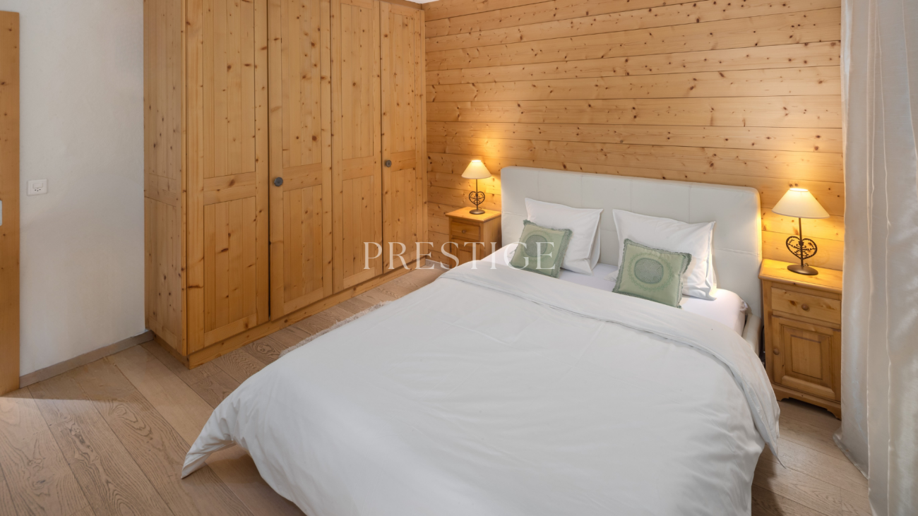 Gemütliches Schlafzimmer mit Holzvertäfelung