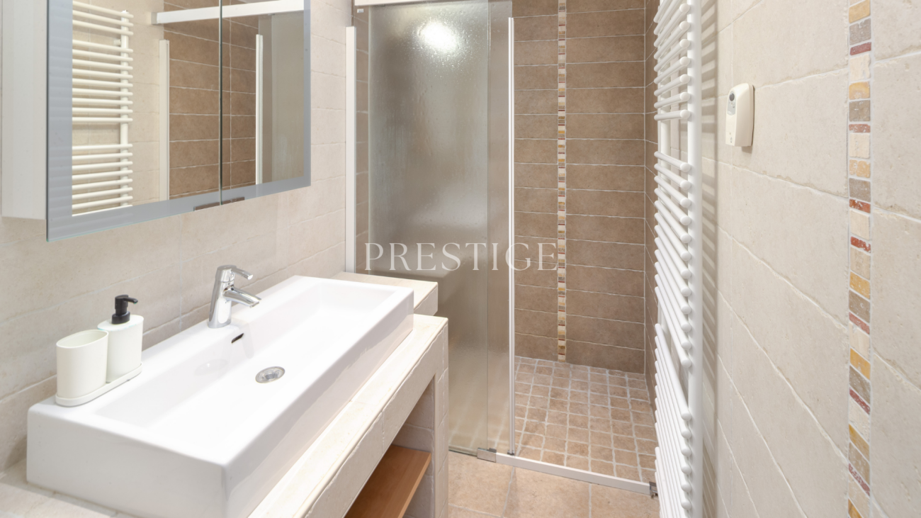 Helles Badezimmer mit Dusche und Waschtisch