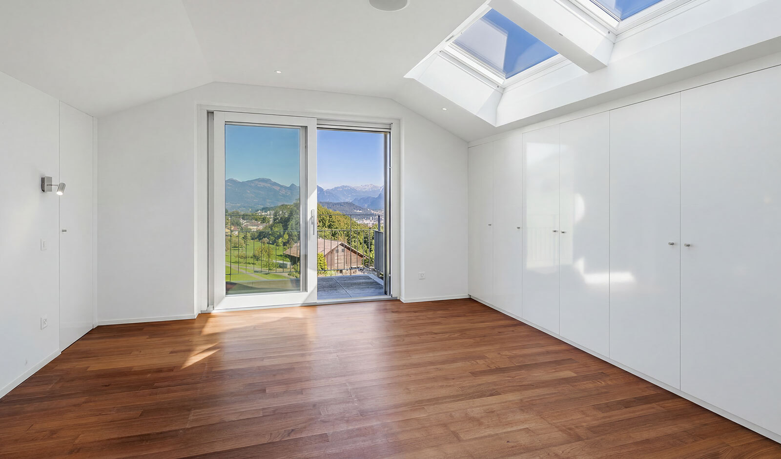 Helles Dachzimmer mit Balkon und Bergblick