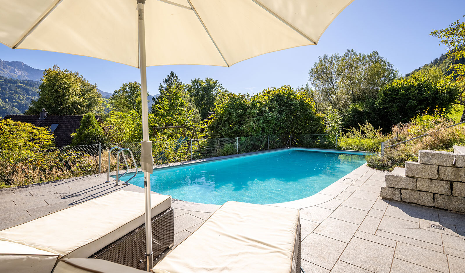 Poolterrasse mit Bergblick