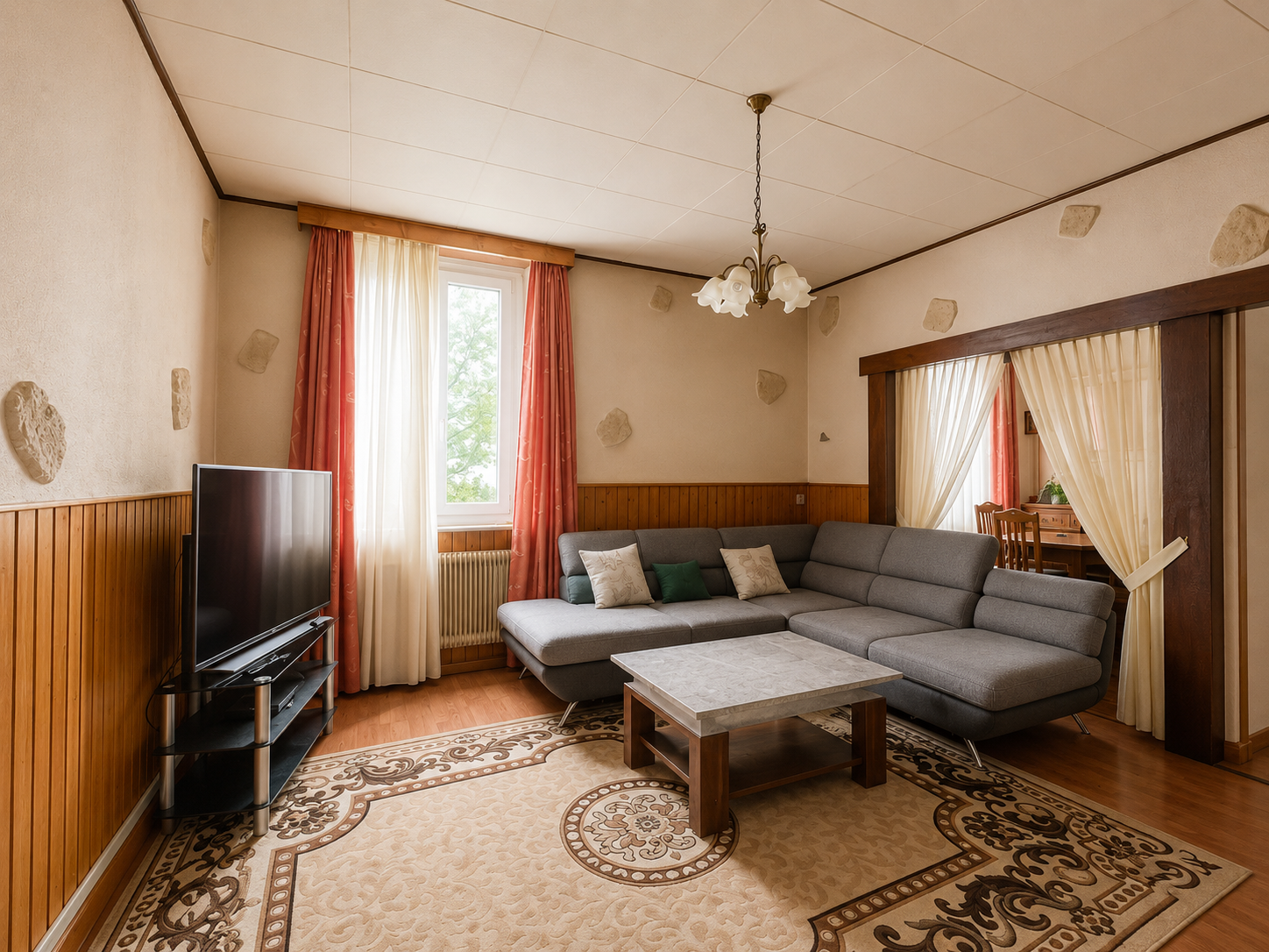 Gemütliches Wohnzimmer mit Sofa und Teppich