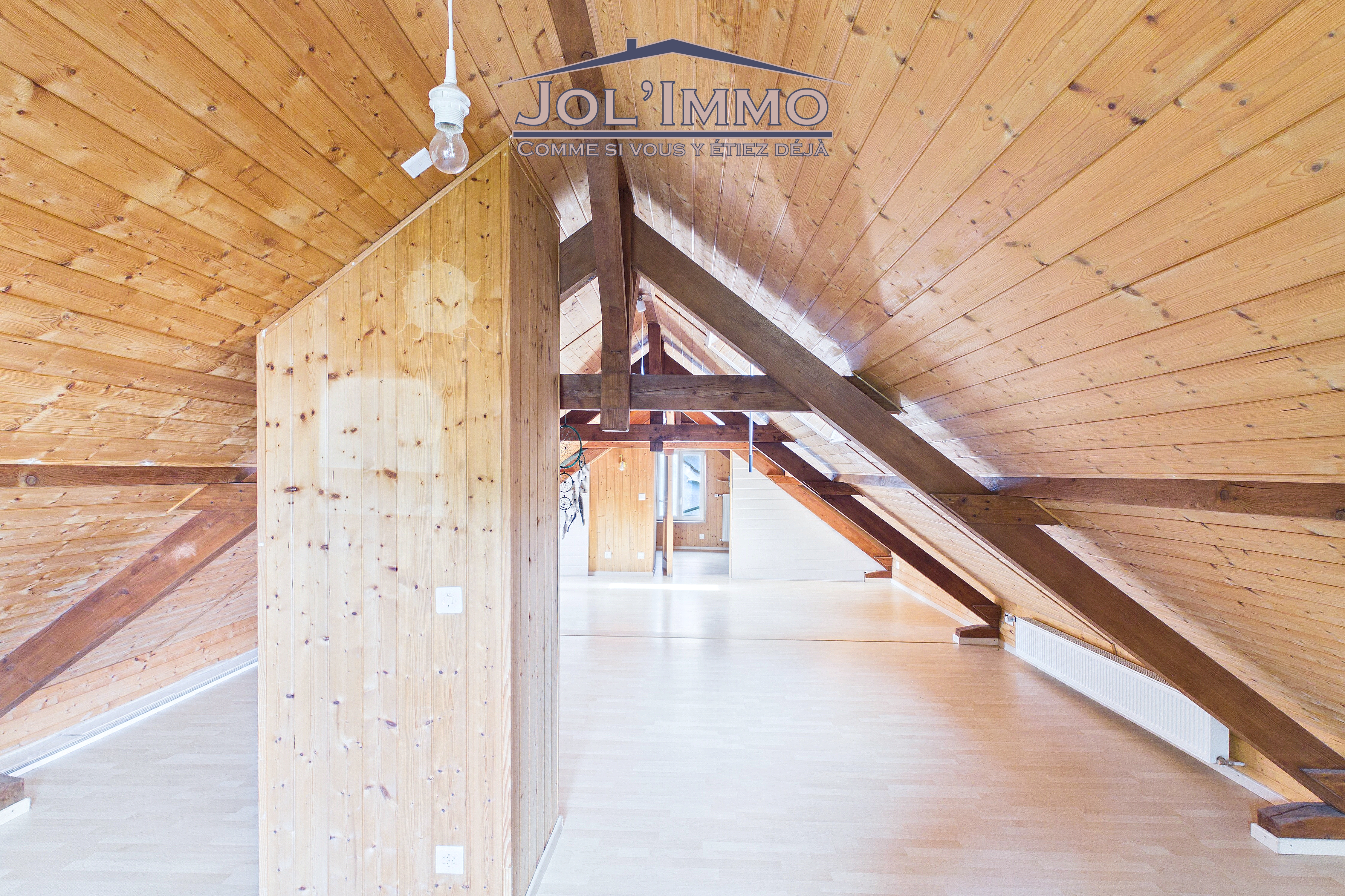 Dachgeschoss mit Holzvertäfelung