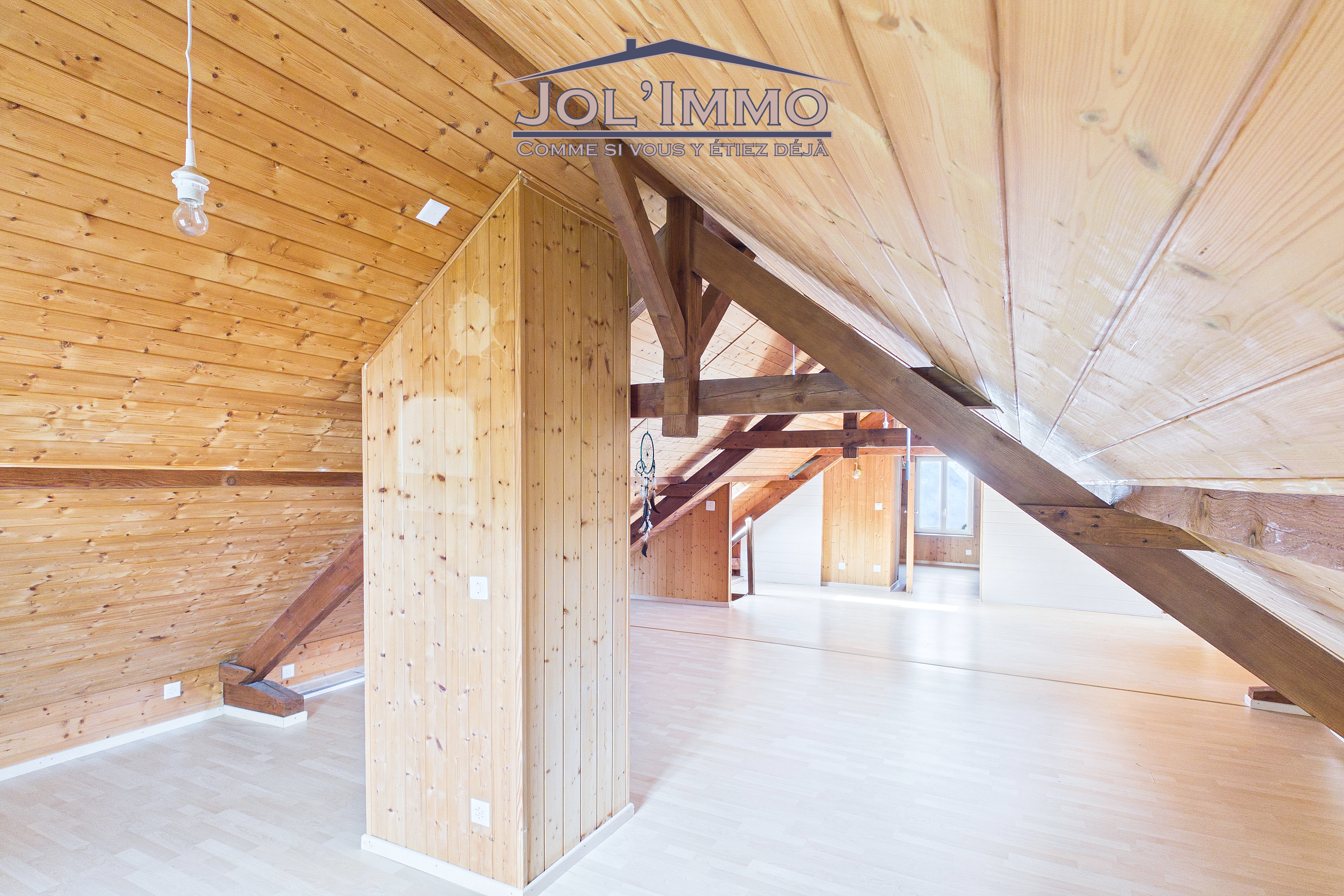 Dachgeschoss mit sichtbaren Holzbalken