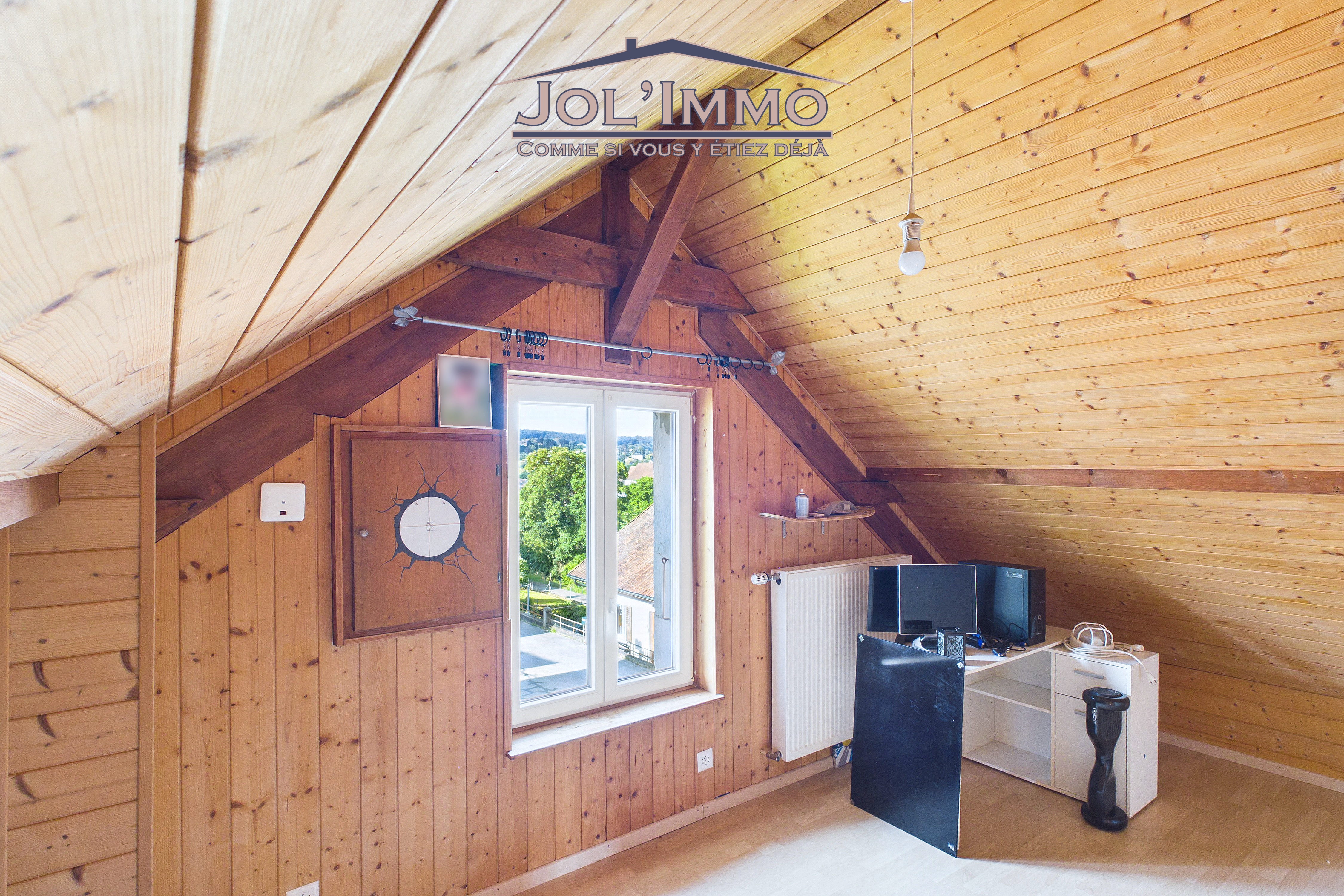Dachzimmer mit Holzverkleidung und Dachschrägen