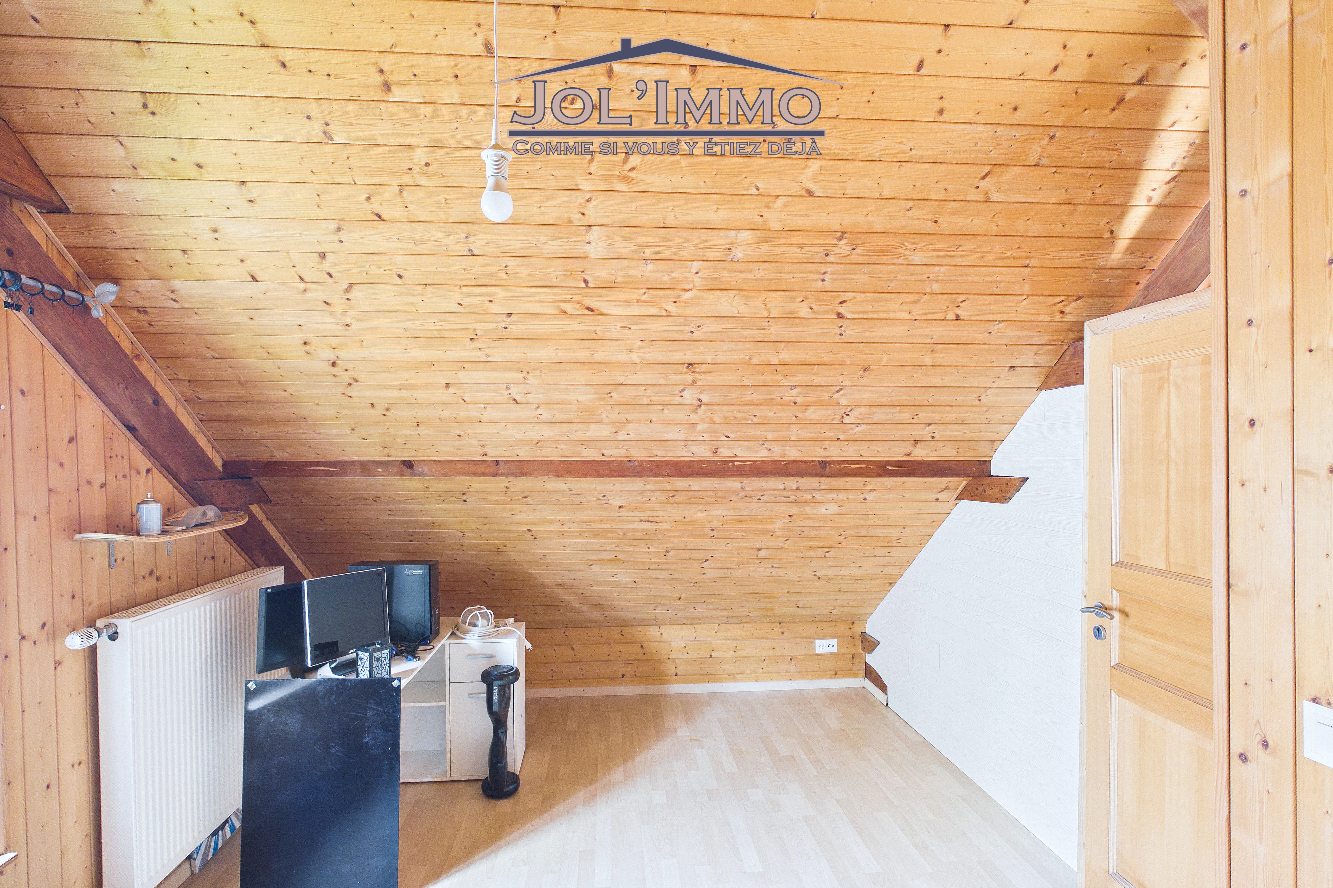 Dachgeschosszimmer mit Holzausbau