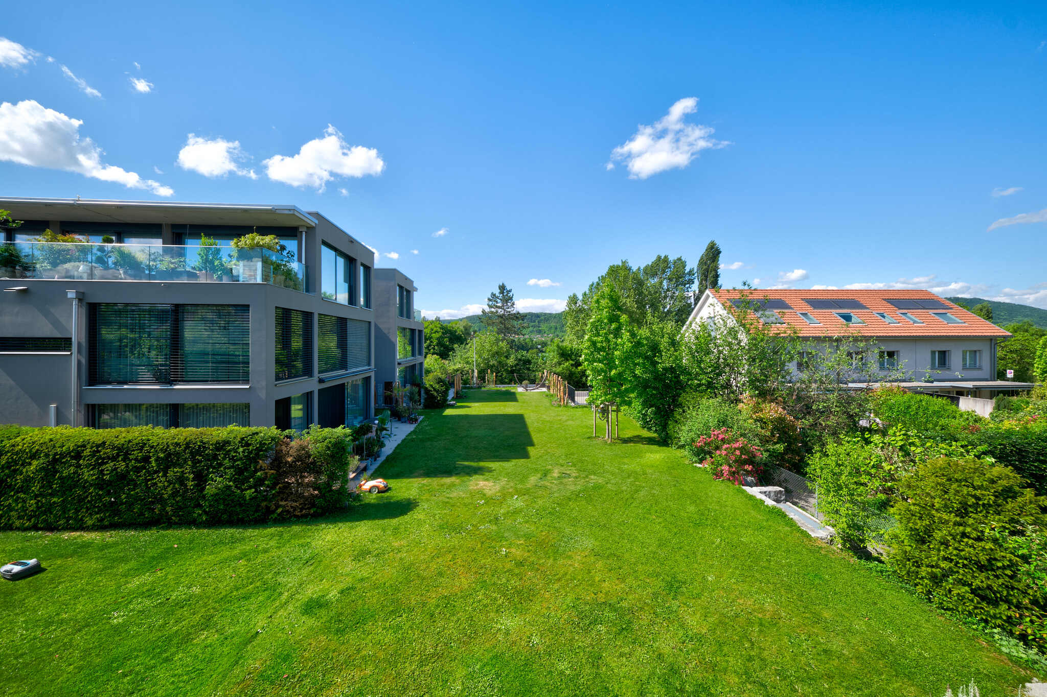 Moderne Wohnanlage mit großem Garten