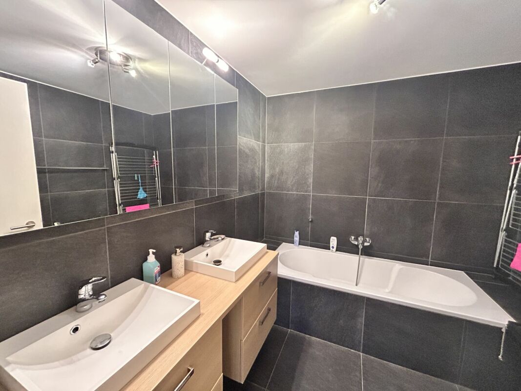 Modernes Badezimmer mit Doppelwaschbecken und Badewanne