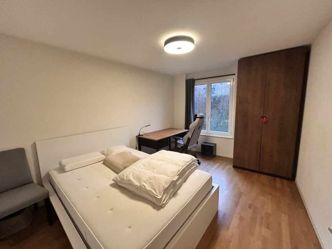 Schlafzimmer mit Arbeitsplatz und Kleiderschrank