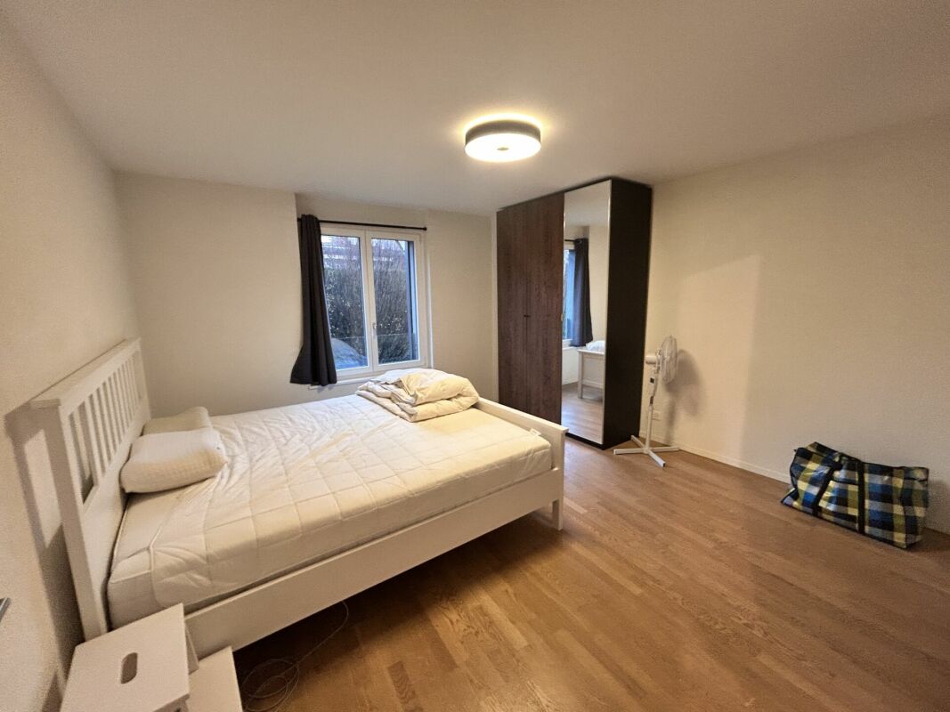 Schlafzimmer mit Doppelbett und Kleiderschrank
