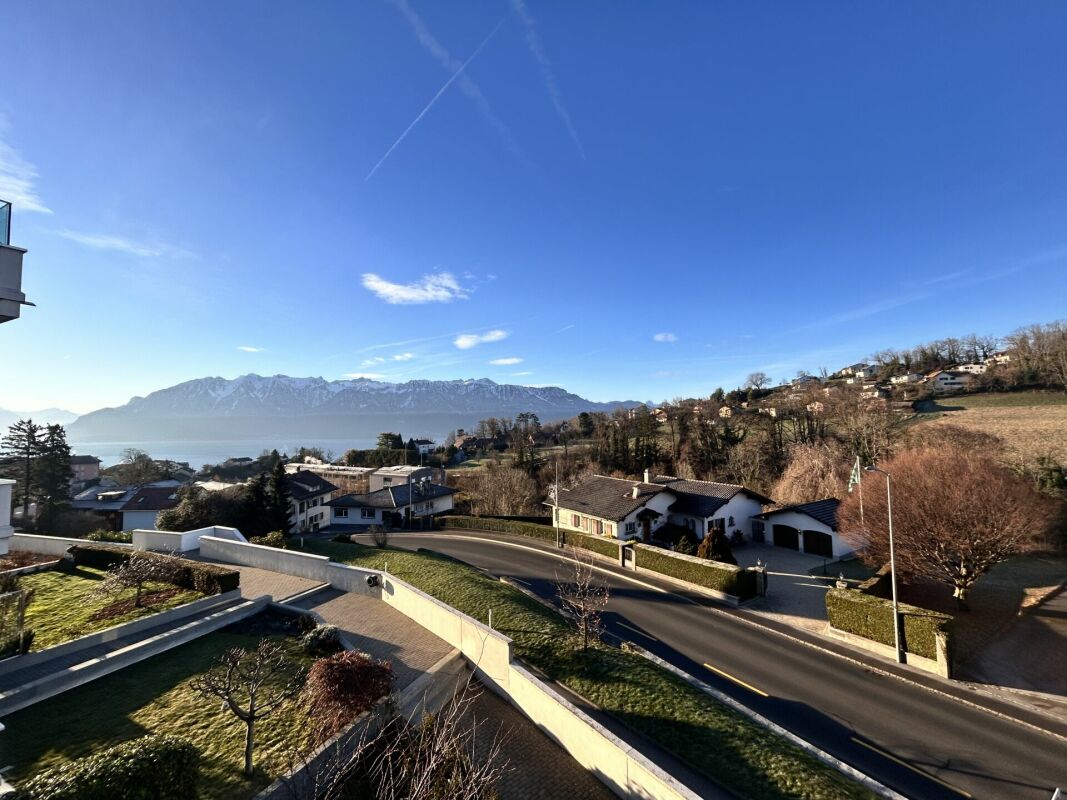 Seen mit Bergpanorama und Wohnhäusern
