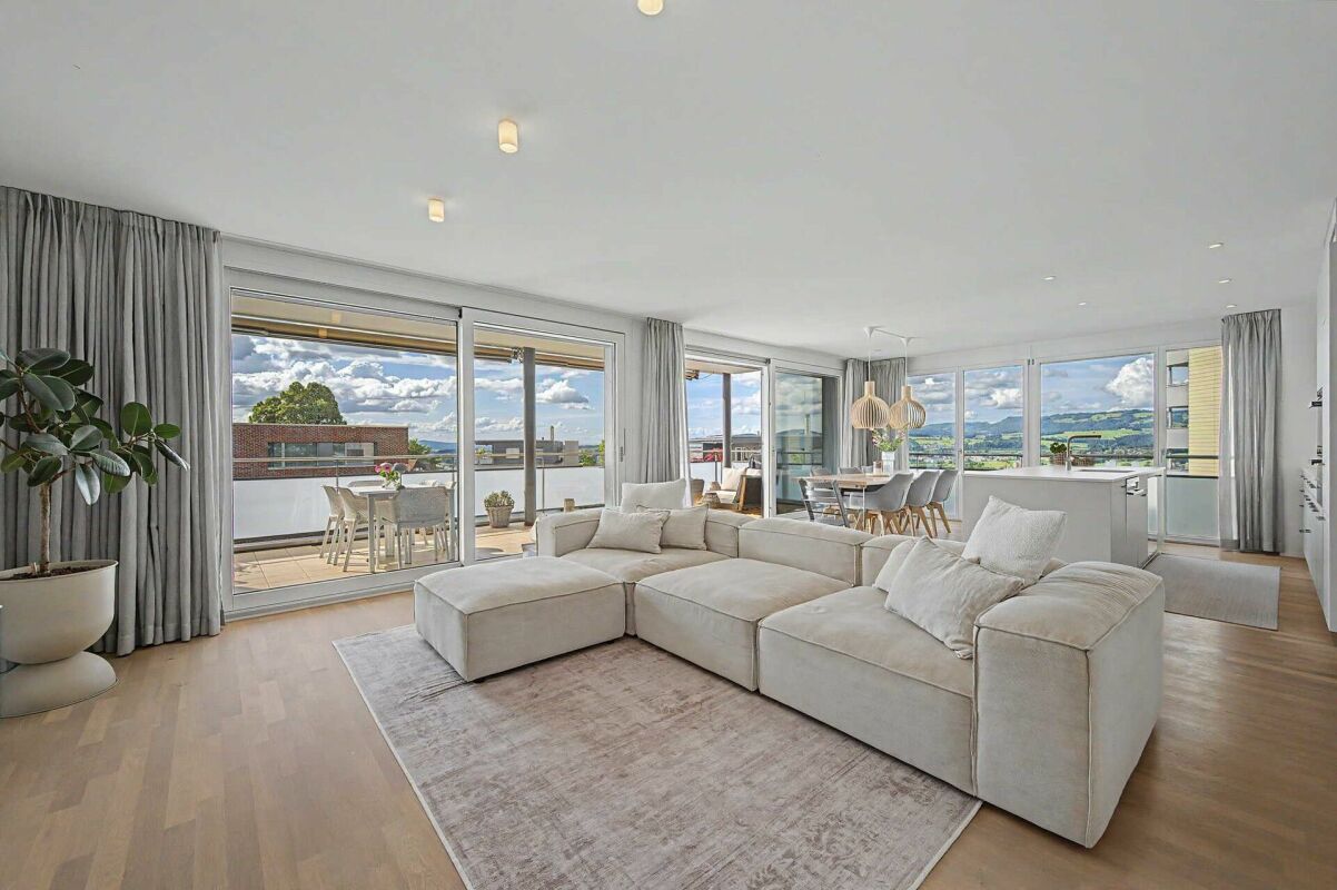 Großzügiger Wohn- und Essbereich mit Dachterrasse und Panoramablick