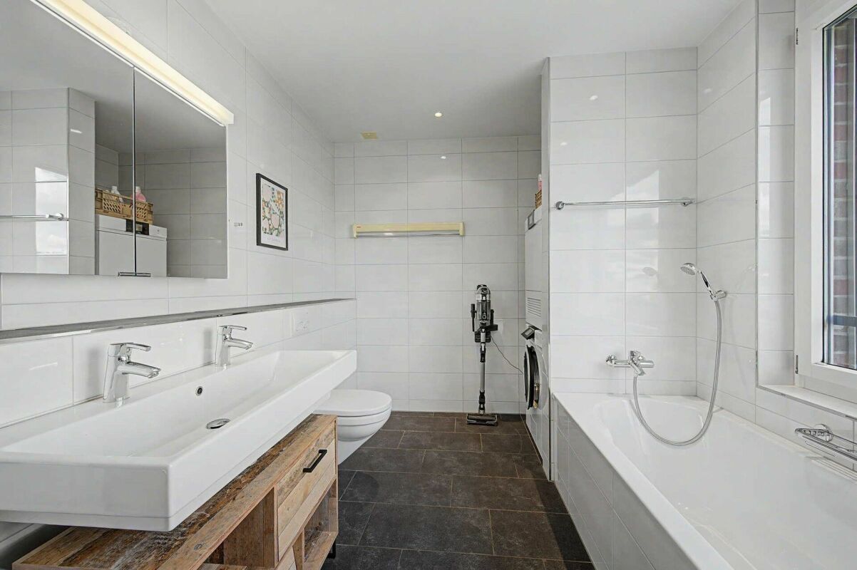Modernes Badezimmer mit Badewanne und Doppelwaschtisch