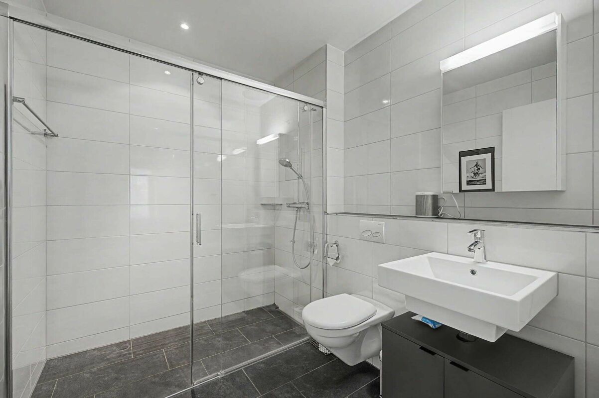 Modernes Badezimmer mit Dusche, Waschtisch und WC