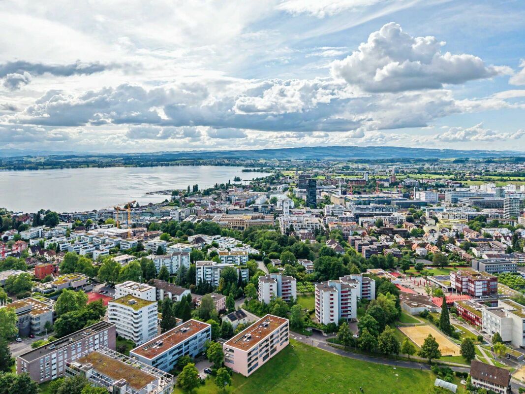 Luftaufnahme einer Stadt am See