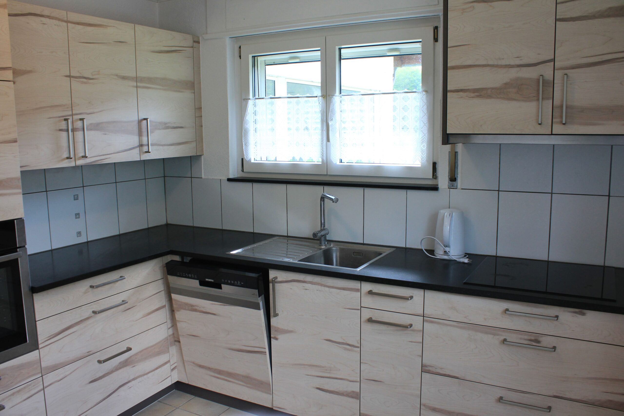 Moderne Einbauküche mit hellen Holzfronten