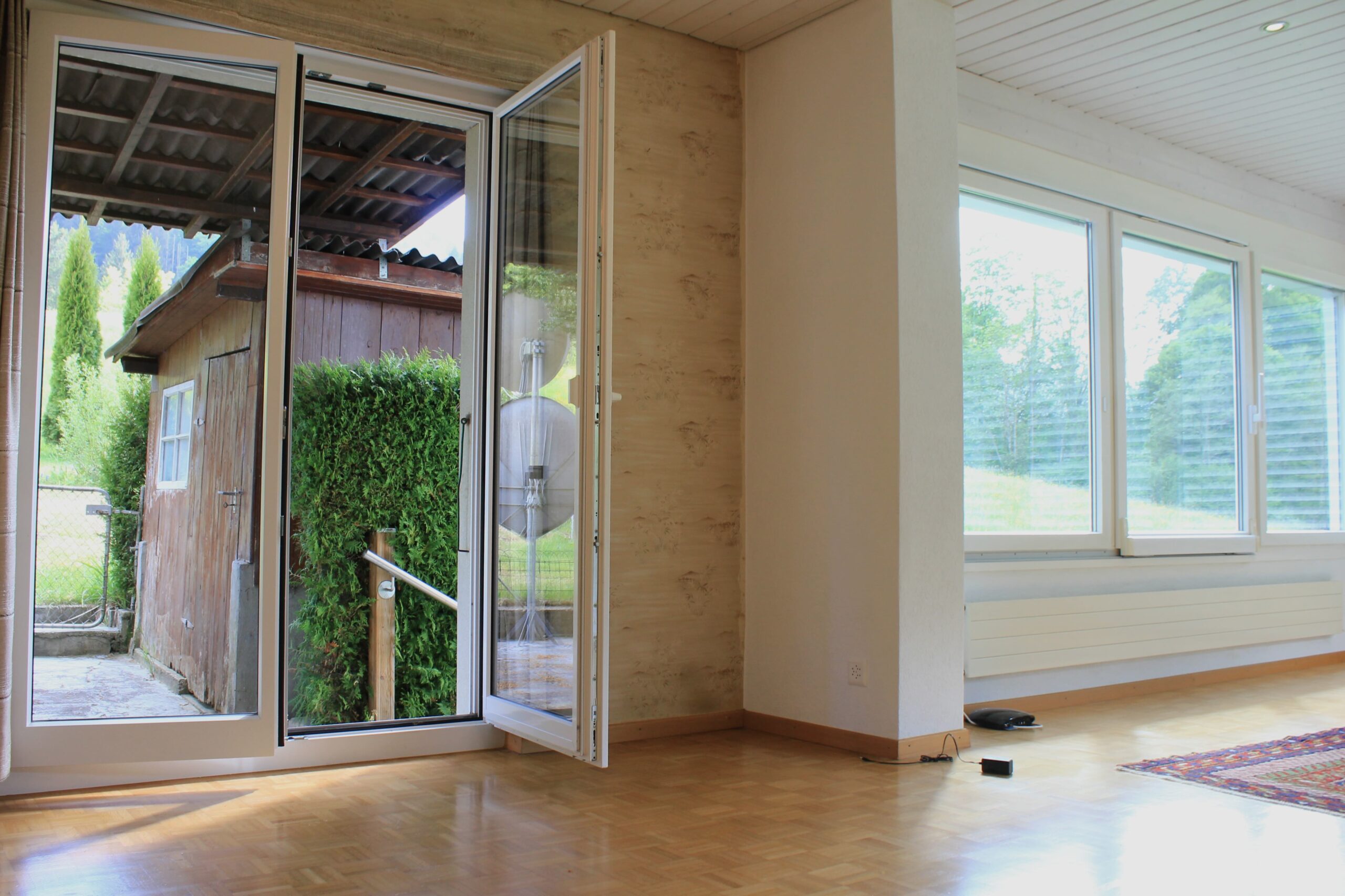 Heller Wohnraum mit offenen Fenstertüren