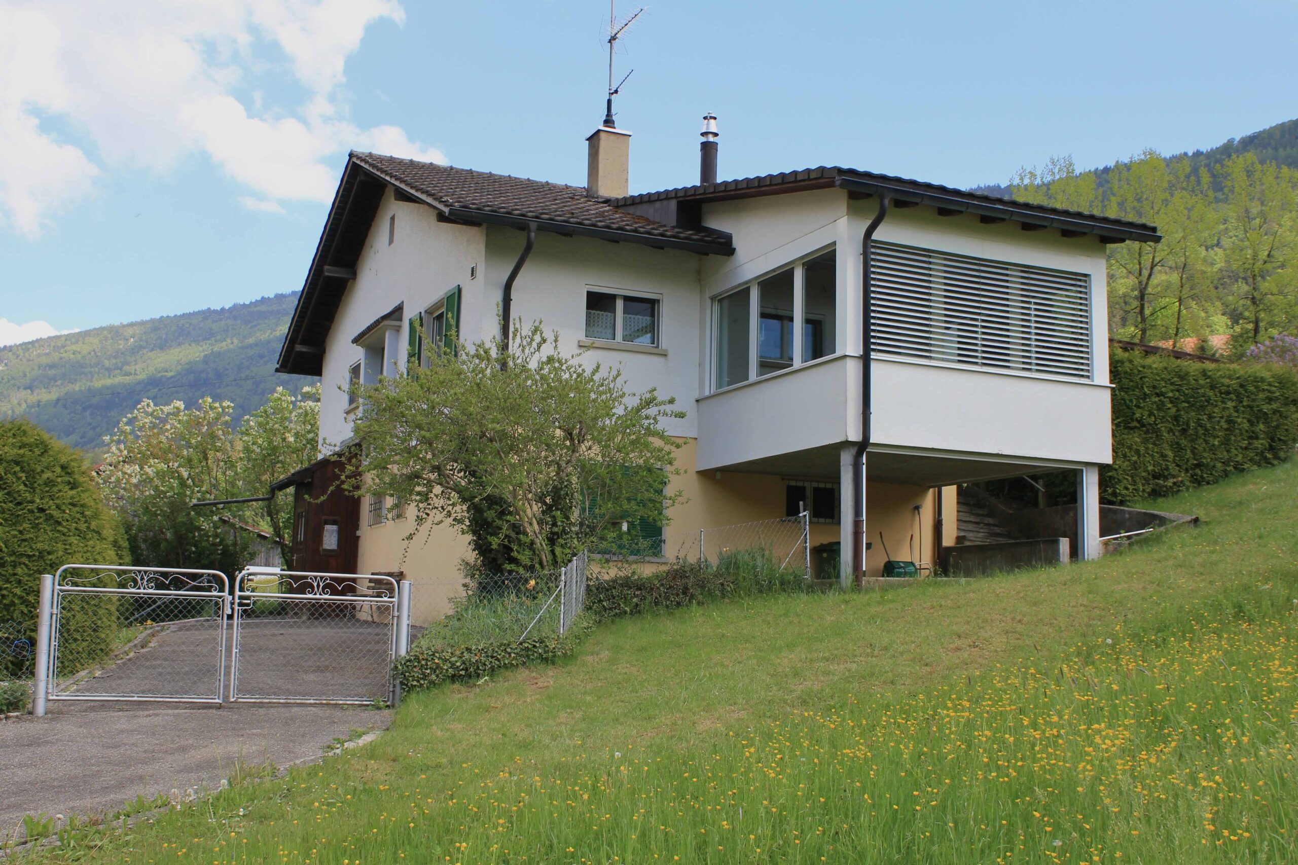 Freistehendes Haus in Hanglage
