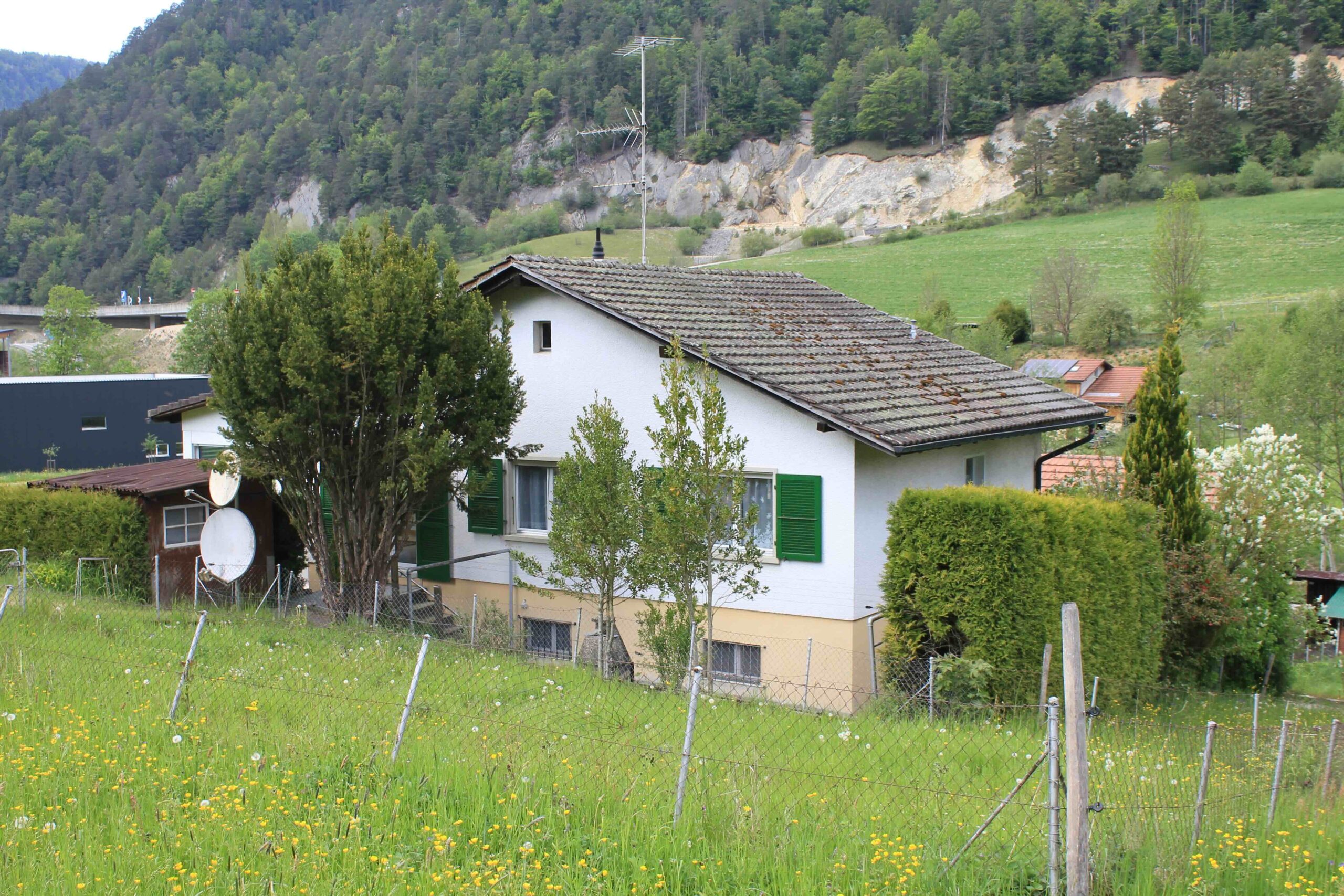 Ländliches Wohnhaus mit Garten