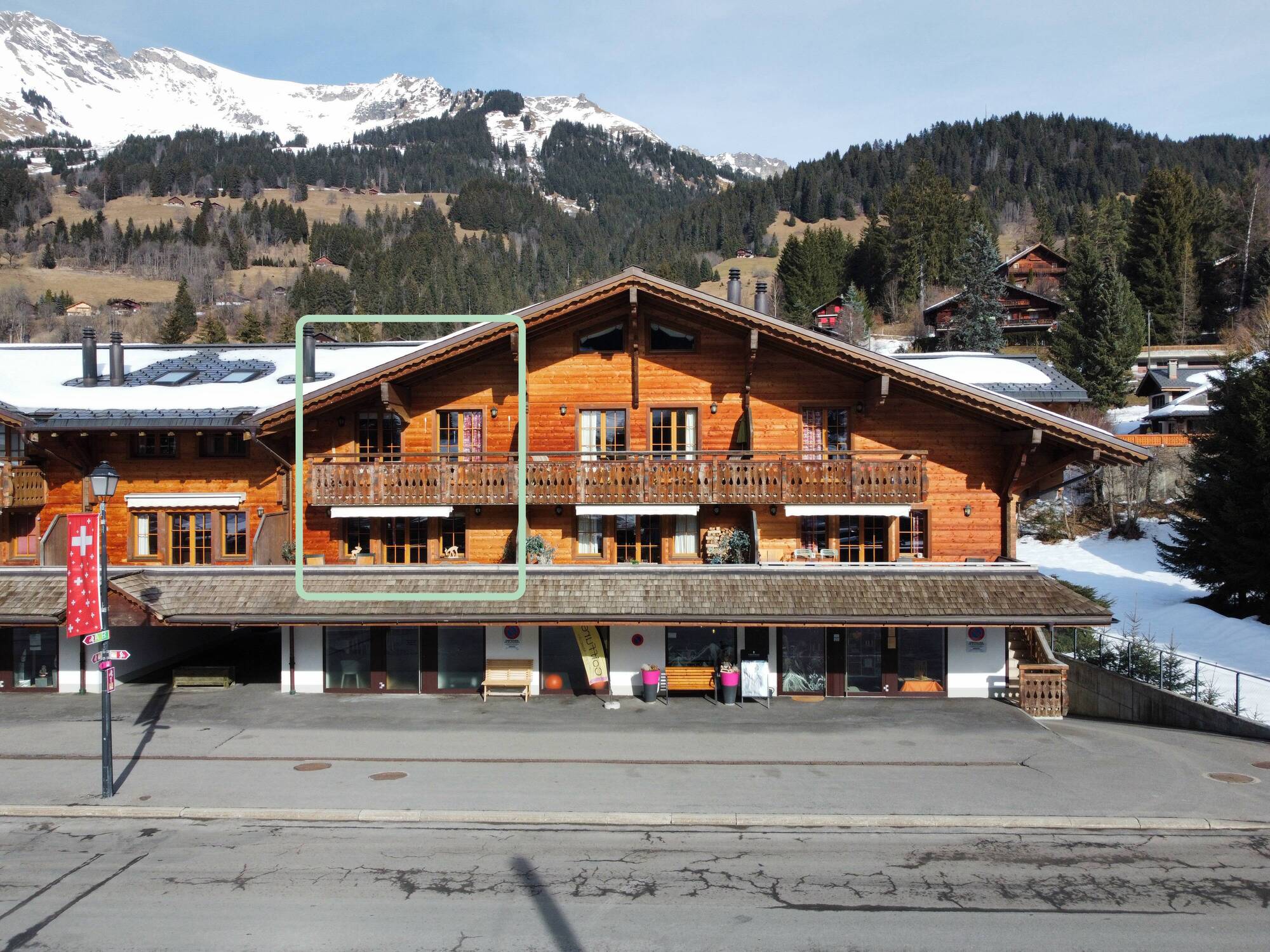 Alpenchalet mit Schneelandschaft