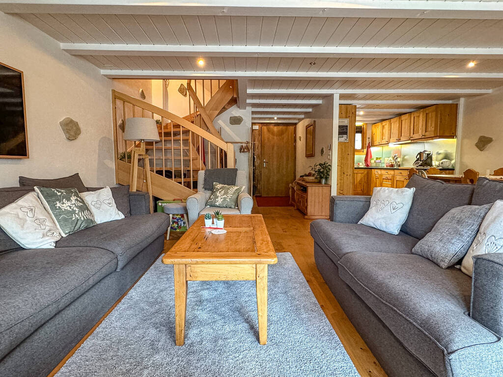Gemütliches Wohn-Esszimmer mit offener Küche und Treppe