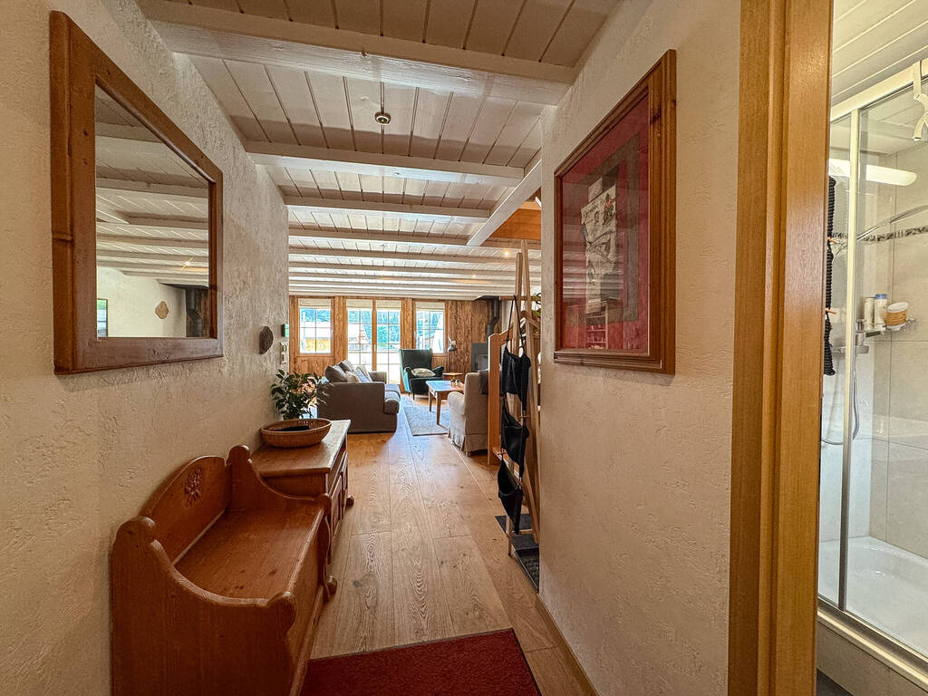 Flur mit Blick ins Wohnzimmer