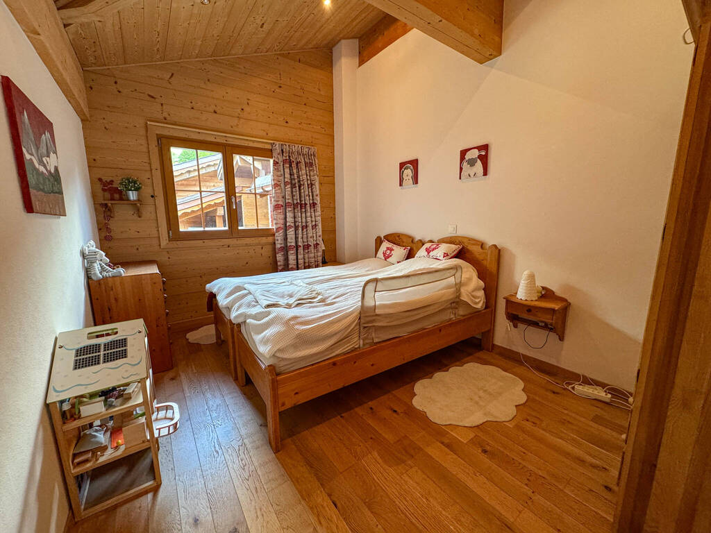 Gemütliches Holzschlafzimmer mit Dachschräge