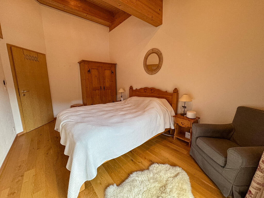 Gemütliches Schlafzimmer mit Holzbalkendecke