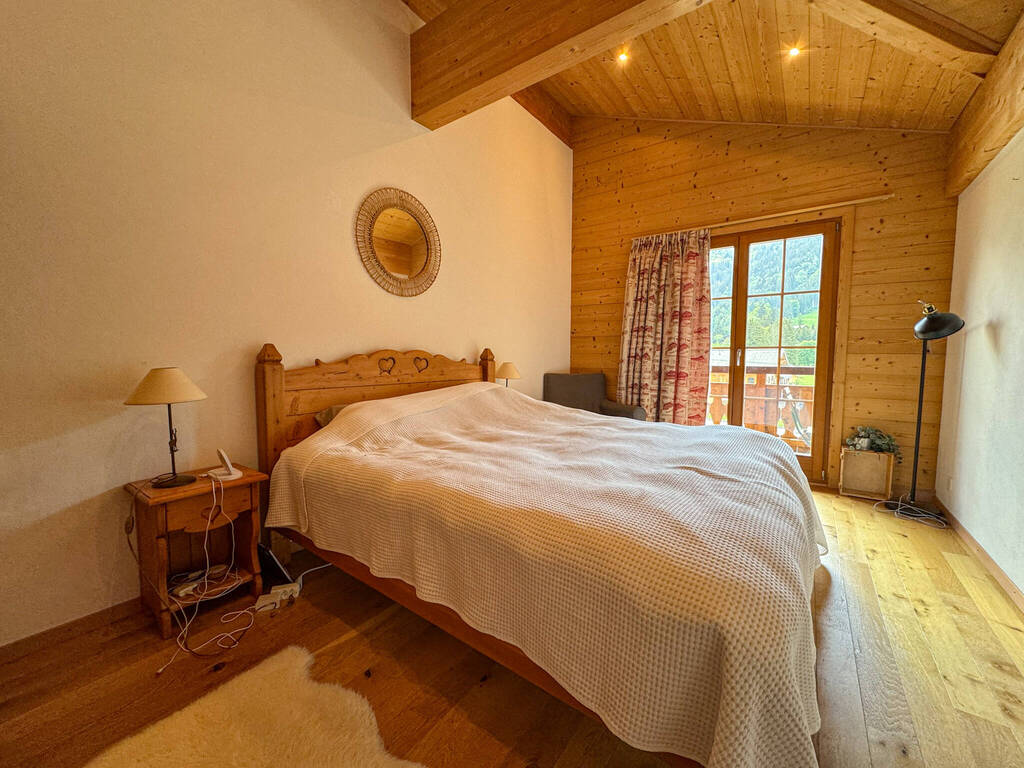 Gemütliches Schlafzimmer mit Holzdecke