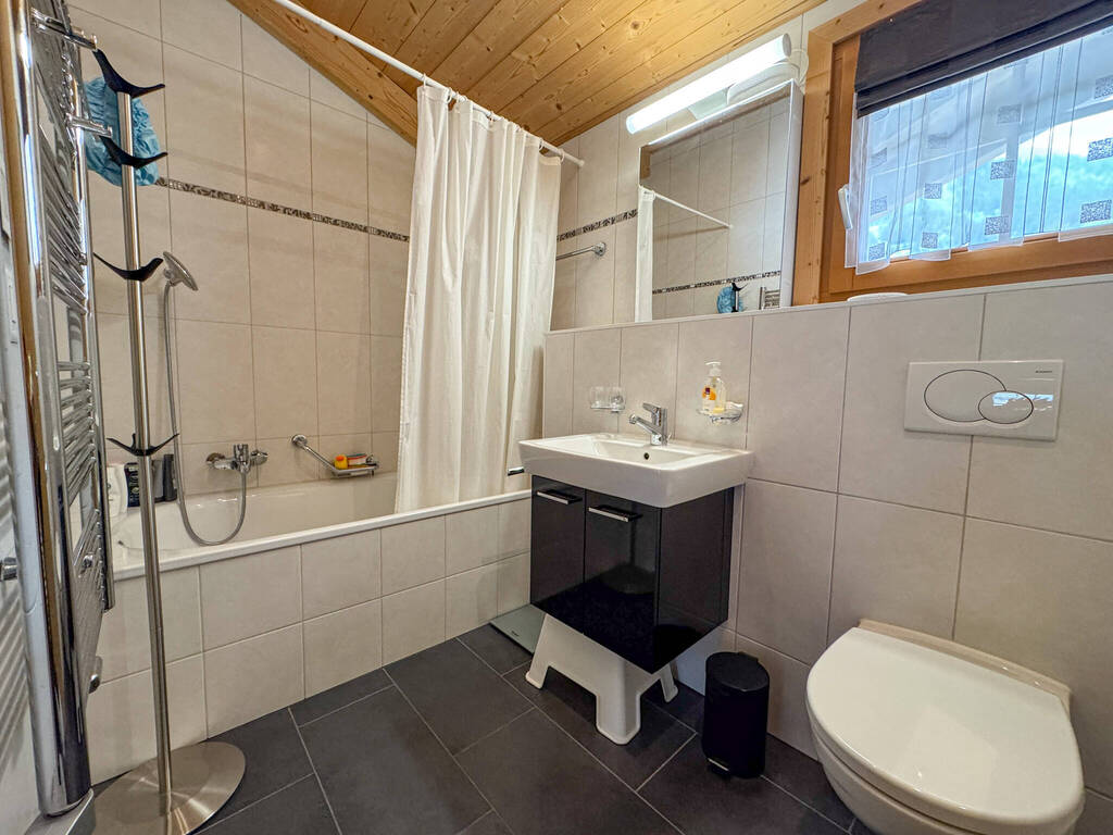 Modernes Badezimmer mit Wanne, Dusche und WC