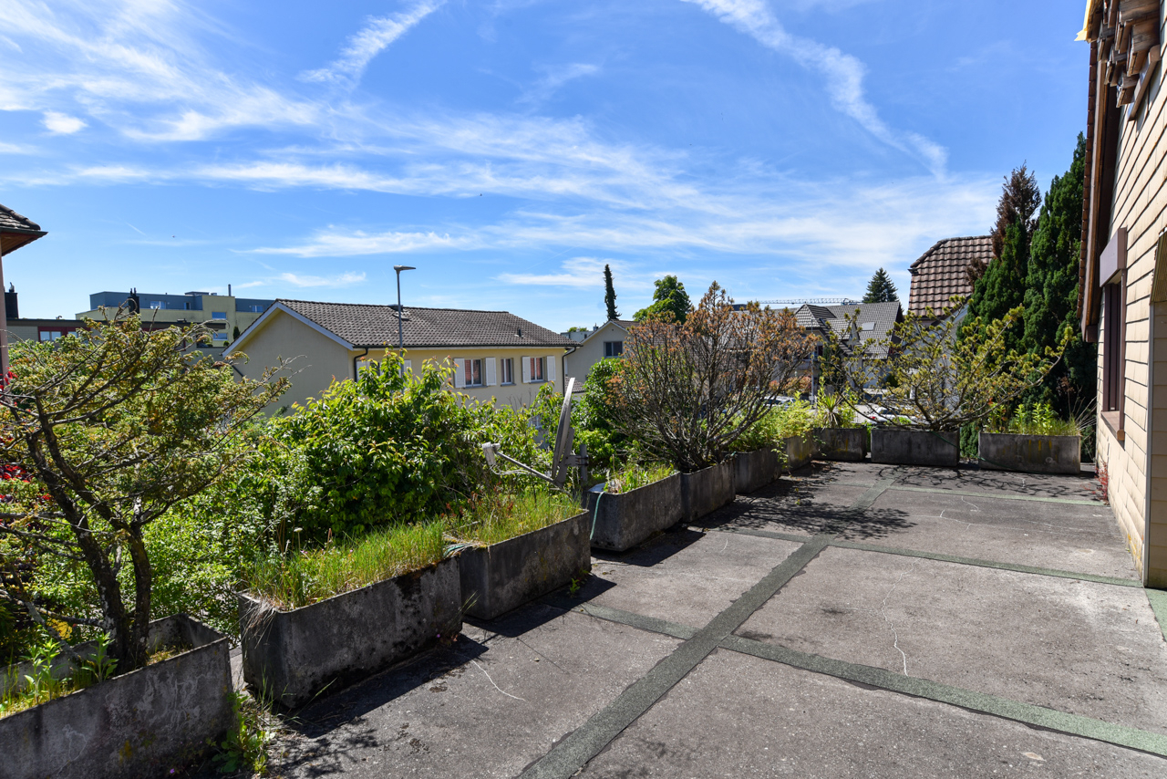 Terrasse mit Garten und Nachbarhäusern