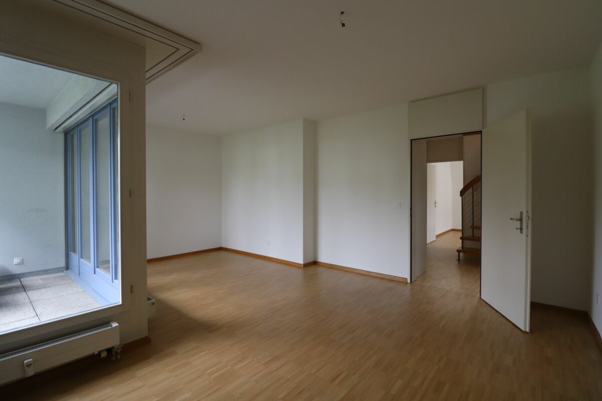 Leerer Wohnraum mit Zugang zu einem Balkon oder Wintergarten