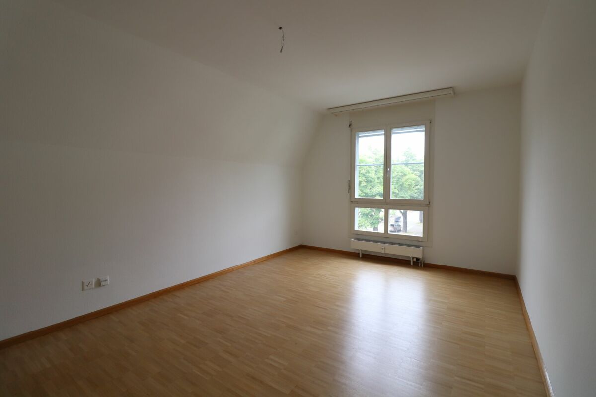 Leerer heller Raum mit Fenster