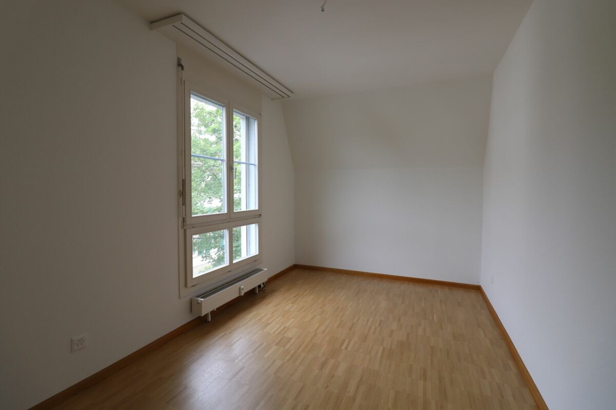 Leerer heller Raum mit Fenster