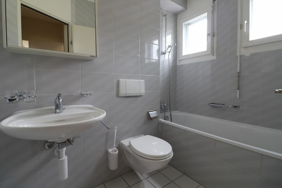 Badezimmer mit Wanne und WC