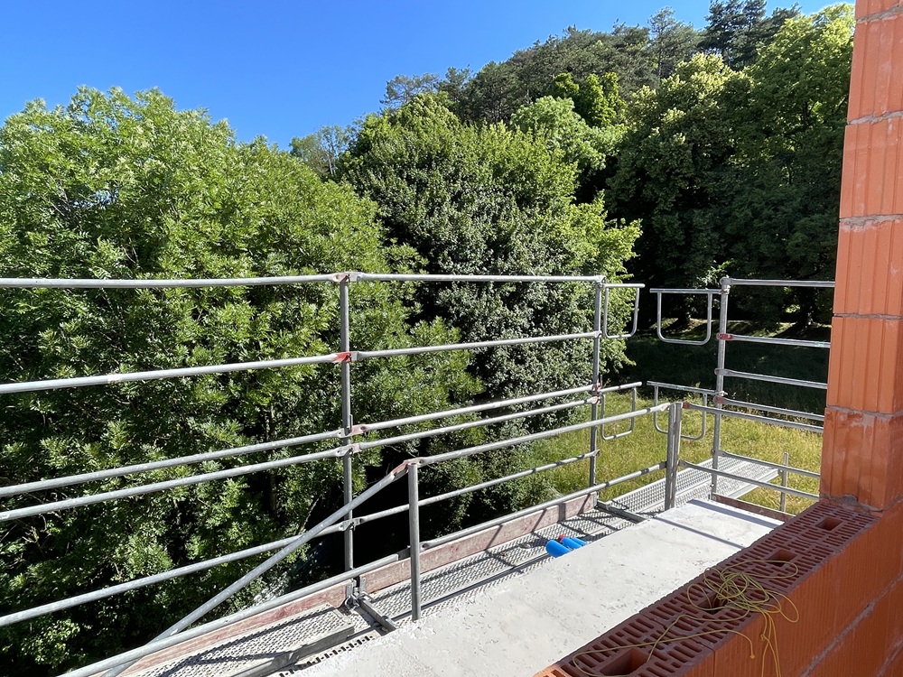 Balkon im Grünen mit Gerüst