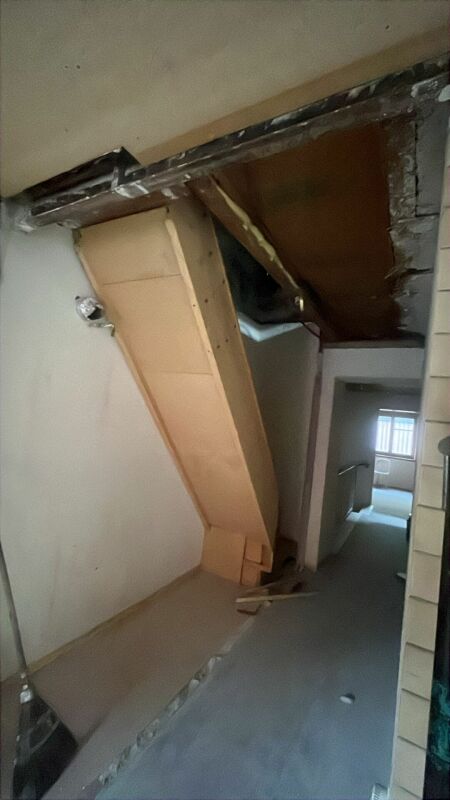 Beschädigter Innenraum mit freiliegender Decke