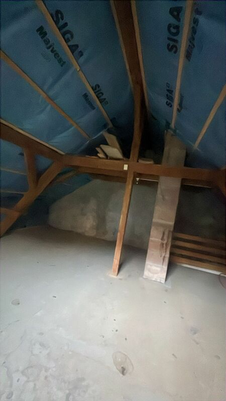 Dachboden mit sichtbarer Dämmung