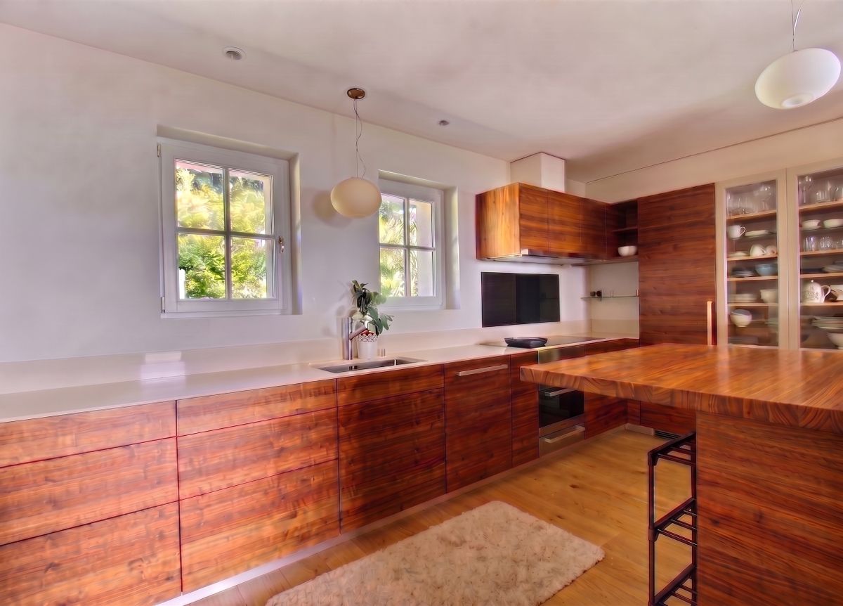 Moderne Küche mit Holzfronten