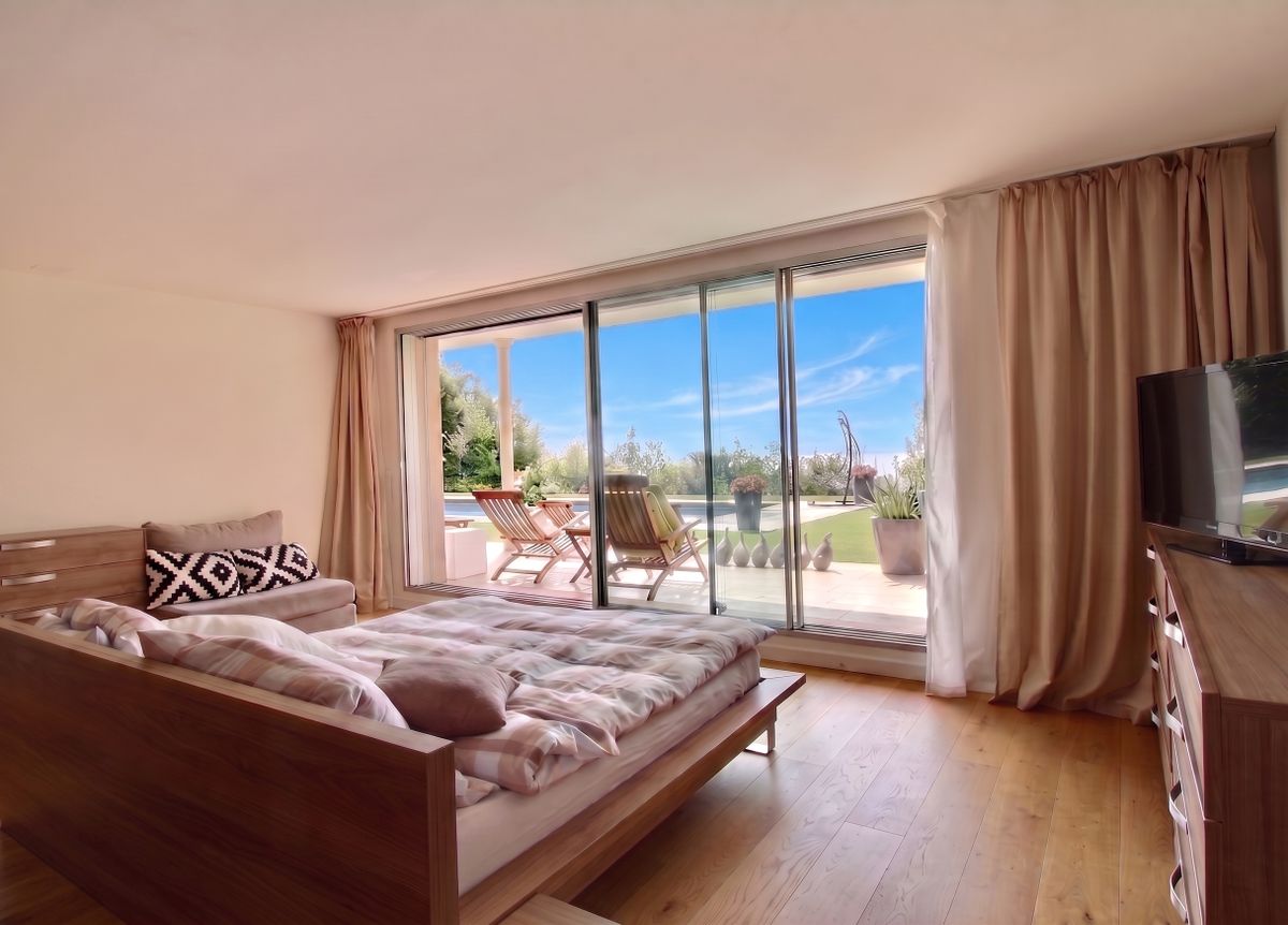 Helles Schlafzimmer mit Terrasse