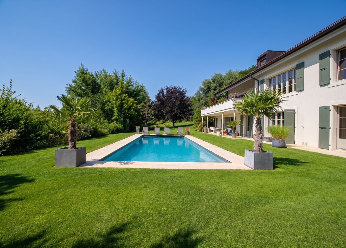 Luxuriöse Außenansicht mit Pool und Garten