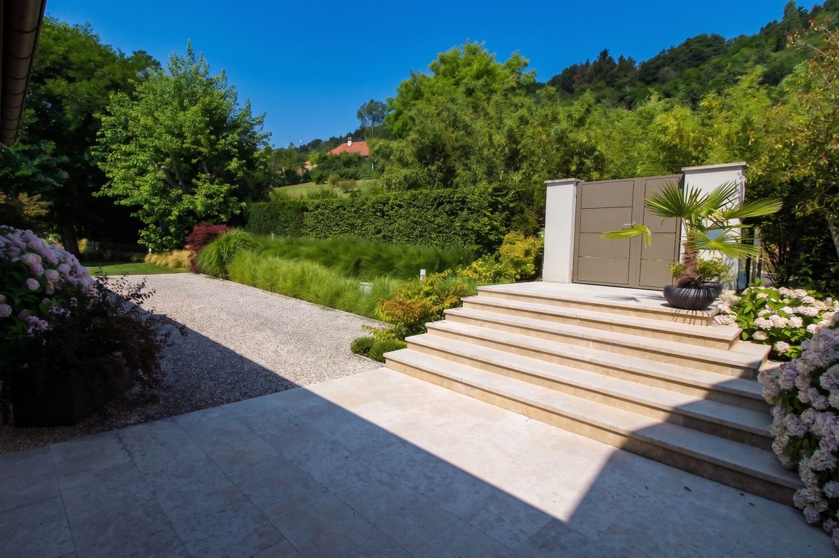 Gartenanlage mit Steintreppe und Tor