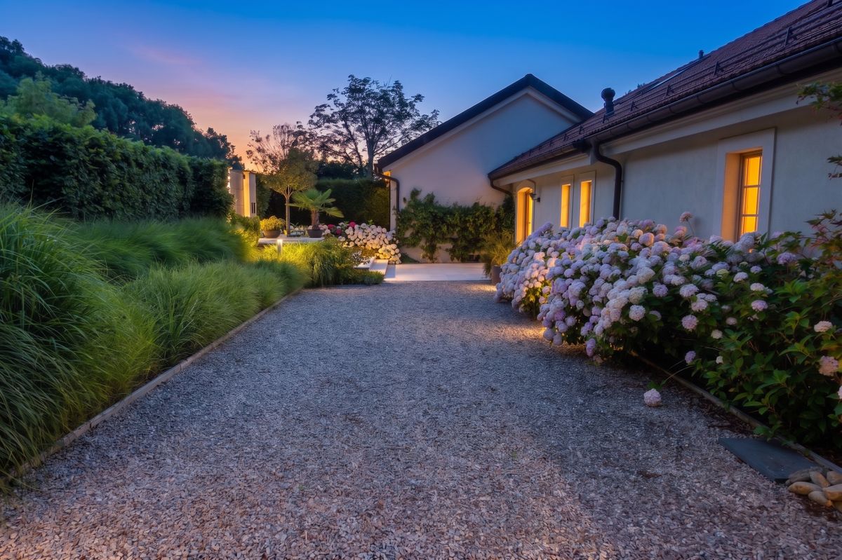Gepflegter Gartenweg bei Abendlicht