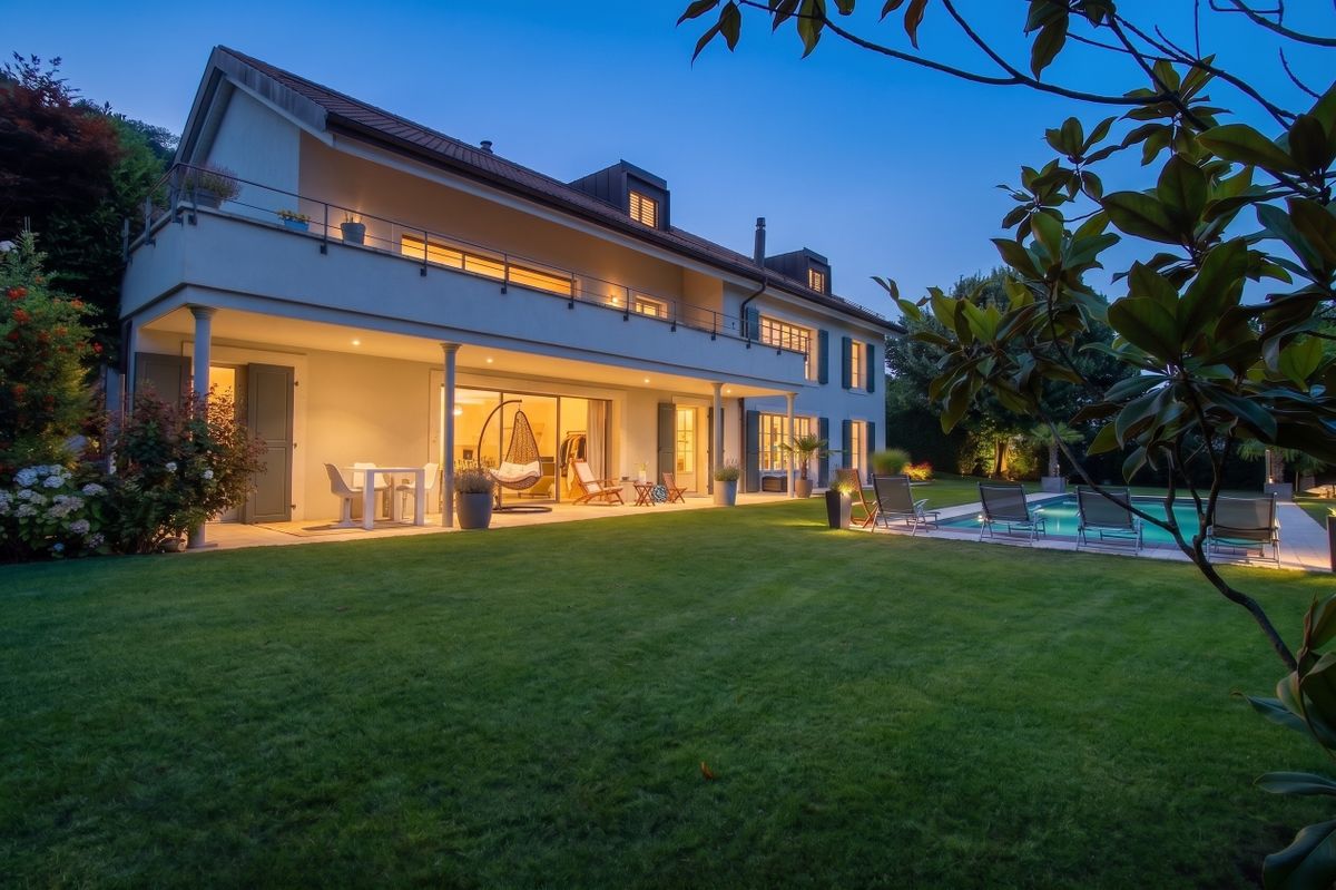 Haus mit Pool und Garten bei Dämmerung